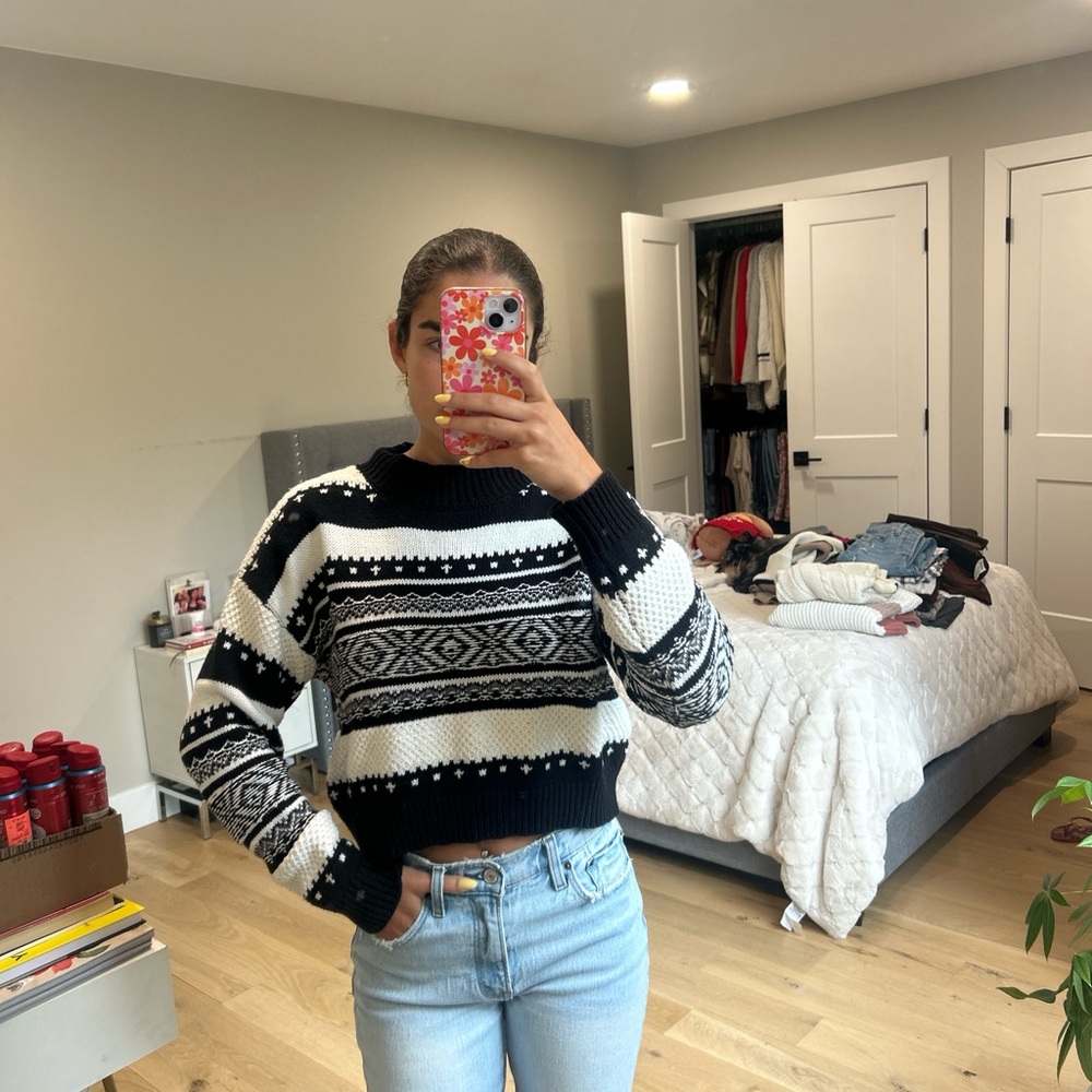 Forever 21 Black and White Geometric Sweater